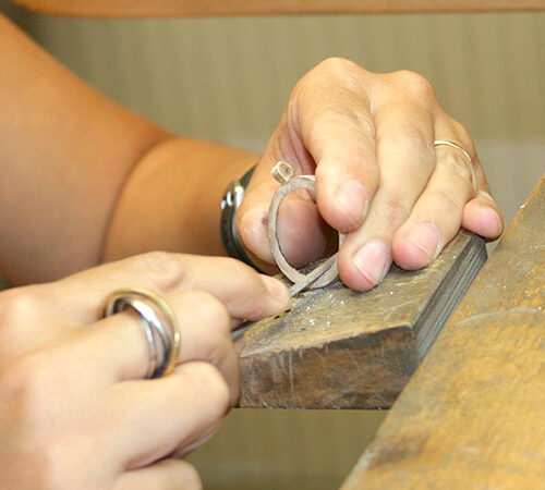 Mans que puleixen una esfera de plata